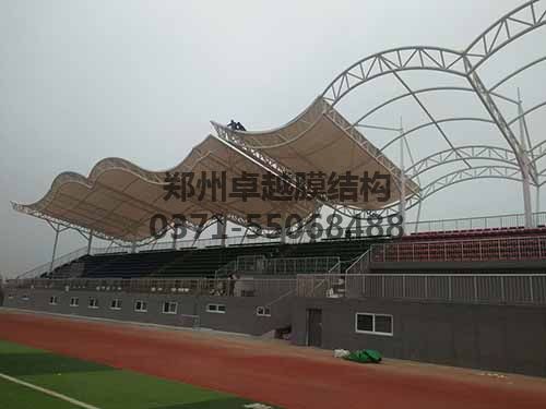 安裝膜結構具有一定危險性，需做好安全措施