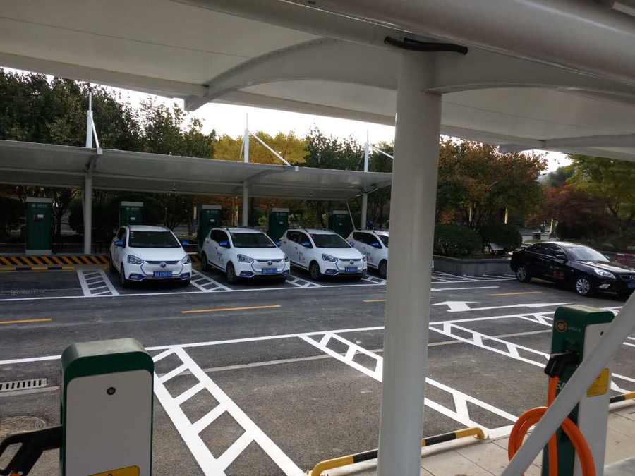 七字型的汽車停車棚，也是汽車蓬里，使用比較多的一款造型