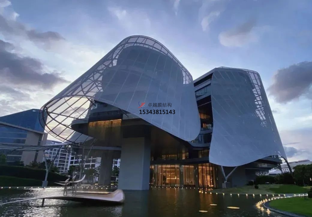 優(yōu)雅而懸浮，PTFE膜結(jié)構(gòu)外立面建筑